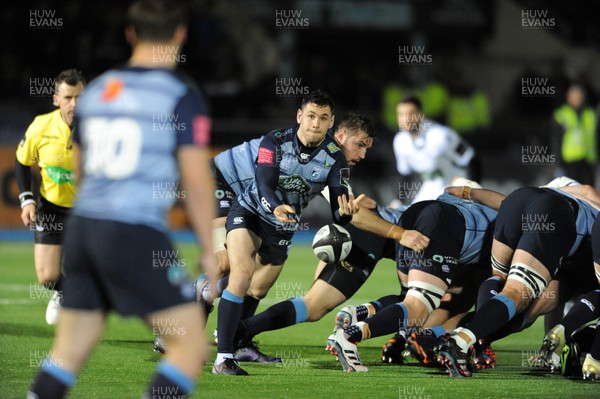 011217 - Glasgow Warriors v Cardiff Blues - Guinness PRO14 -  Tomas Williams of Cardiff passes down the line to Jarrod Evans (10)