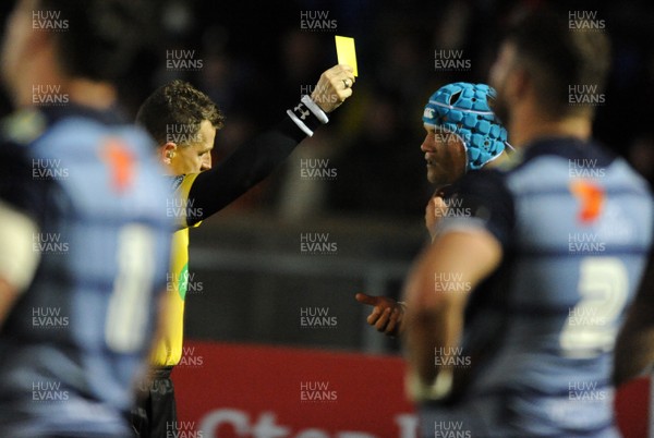011217 - Glasgow Warriors v Cardiff Blues - Guinness PRO14 -  Referee Nigel Owen gives a yellow card to Olly Robinson
