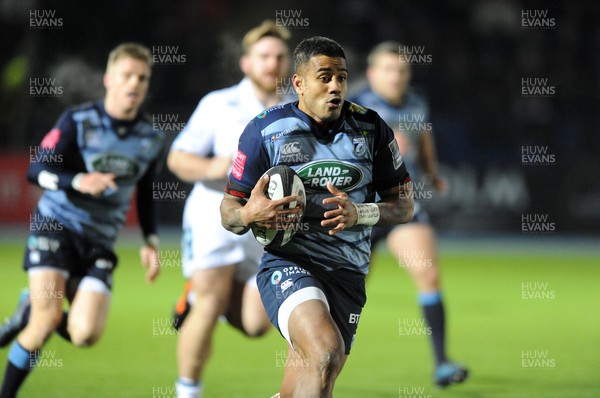 011217 - Glasgow Warriors v Cardiff Blues - Guinness PRO14 -  Rey Lee-Lo of Cardiff causes problems for the Glasgow defence