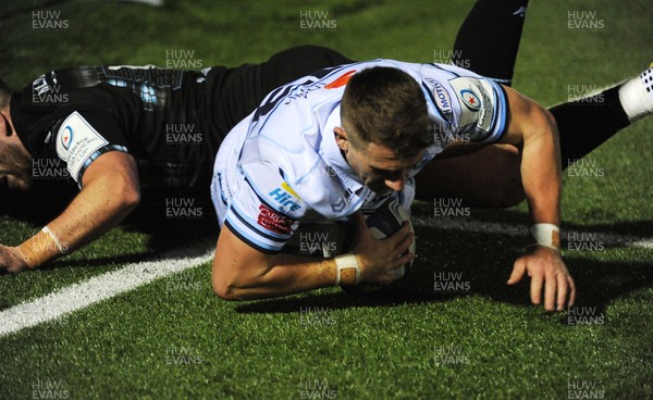 120119 - Glasgow Warriors v Cardiff Blues - Guinness PRO14 -  Harri Millard of Cardiff beats the tackle of DTH van der Merwe to score a second half try in the corner