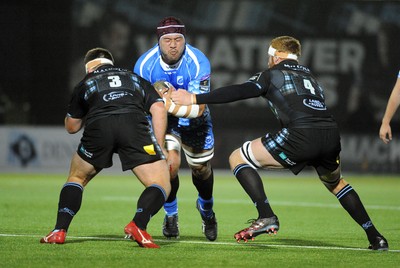 290918 - Glasgow Warriors v Dragons - Guinness PRO14 -  Brandon Nansen of Dragons powers into Darcy Rae and Rob Harley (R)