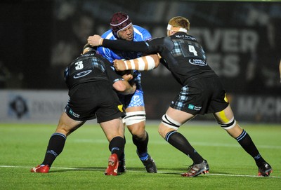 290918 - Glasgow Warriors v Dragons - Guinness PRO14 -  Brandon Nansen of Dragons powers into Darcy Rae and Rob Harley (R)