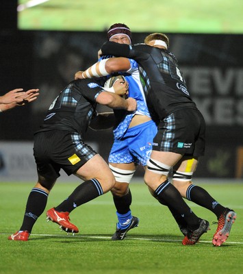 290918 - Glasgow Warriors v Dragons - Guinness PRO14 -  Brandon Nansen of Dragons powers into Darcy Rae and Rob Harley (R)