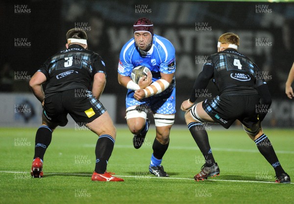 290918 - Glasgow Warriors v Dragons - Guinness PRO14 -  Brandon Nansen of Dragons powers into Darcy Rae and Rob Harley (R) 