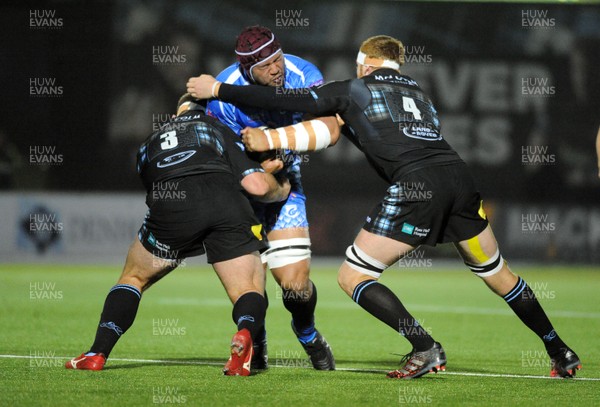 290918 - Glasgow Warriors v Dragons - Guinness PRO14 -  Brandon Nansen of Dragons powers into Darcy Rae and Rob Harley (R)