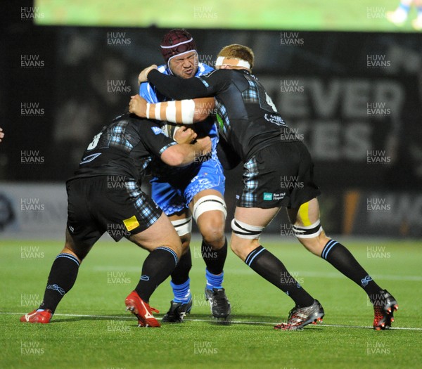 290918 - Glasgow Warriors v Dragons - Guinness PRO14 -  Brandon Nansen of Dragons powers into Darcy Rae and Rob Harley (R)