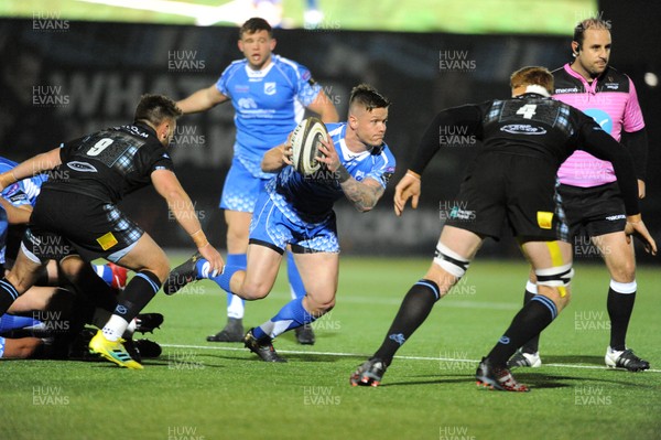 290918 - Glasgow Warriors v Dragons - Guinness PRO14 -  Tavis Knoyle of Dragons looks for a gap past Ali Price and Rob Harley 