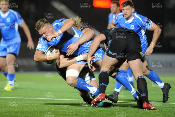 290918 - Glasgow Warriors v Dragons - Guinness PRO14 -  Lewis Evans of Dragons is hauled down by Jonny Gray of Warriors