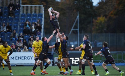 111025 - Glasgow Warriors v Dragons RFC - United Rugby Championship - Gregor Brown of Glasgow Warriors towers above the Dragons players to win a lineout