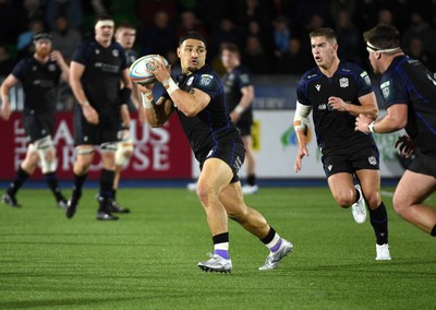 Sione Tuipulotu of Glasgow Warriors prepares to offload a pass down the backline