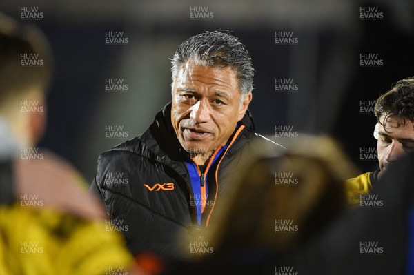 111025 - Glasgow Warriors v Dragons RFC - United Rugby Championship - Filo Tiatia of Dragons head coach speaks to his players in a huddle at full time following a 49-0 defeat to the home team