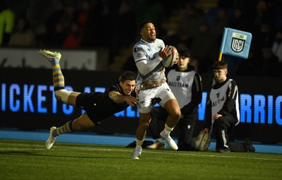 010325 - Glasgow Warriors v Ospreys - United Rugby Championship - Keelan Giles of Ospreys beats the flying tackle of  Sebastian Cancelliere of Glasgow Warriors to score a first half try in the corner