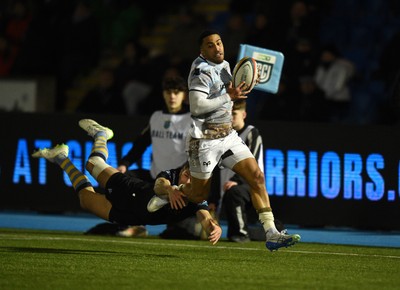 010325 - Glasgow Warriors v Ospreys - United Rugby Championship - Keelan Giles of Ospreys beats the flying tackle of  Sebastian Cancelliere of Glasgow Warriors to score a first half try in the corner