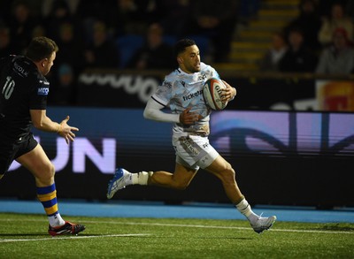 010325 - Glasgow Warriors v Ospreys - United Rugby Championship - Keelan Giles of Ospreys races over the line to score a first half try in the corner