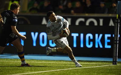 010325 - Glasgow Warriors v Ospreys - United Rugby Championship - Keelan Giles of Ospreys races over the line to score a first half try in the corner