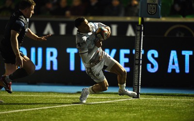 010325 - Glasgow Warriors v Ospreys - United Rugby Championship - Keelan Giles of Ospreys races over the line to score a first half try in the corner