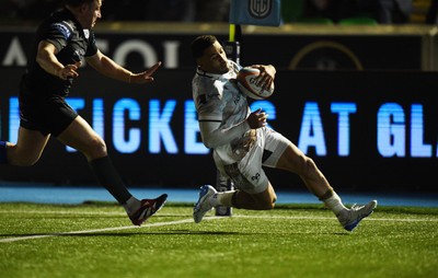 010325 - Glasgow Warriors v Ospreys - United Rugby Championship - Keelan Giles of Ospreys races over the line to score a first half try in the corner