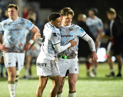 010325 - Glasgow Warriors v Ospreys - United Rugby Championship - Jack Walsh of Ospreys (R) celebrates with Keelan Giles of Ospreys after kicking a last minute penalty to win the match 31-32