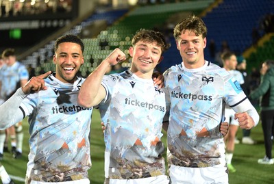 010325 - Glasgow Warriors v Ospreys - United Rugby Championship - Jack Walsh of Ospreys (far right) celebrates with Keelan Giles of Ospreys and Dan Edwards of Ospreys after kicking a last minute penalty to win the match 31-32