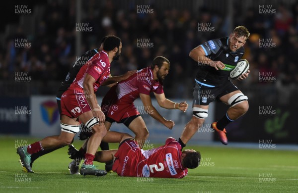 041019 - Glasgow Warriors v Scarlets - Guinness PRO14 -   Matt Fagerson of Glasgow tackled by Marc Jones of Scarlets