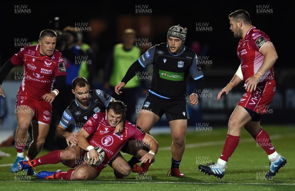 041019 - Glasgow Warriors v Scarlets - Guinness PRO14 -   Steff Hughes of Scarlets tackled by Nick Frisby of Glasgow