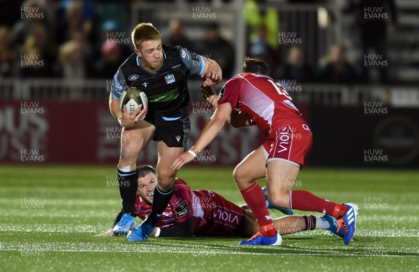 041019 - Glasgow Warriors v Scarlets - Guinness PRO14 -   Kyle Steyn of Glasgow tackled by Steff Evans and Steff Hughes of Scarlets 