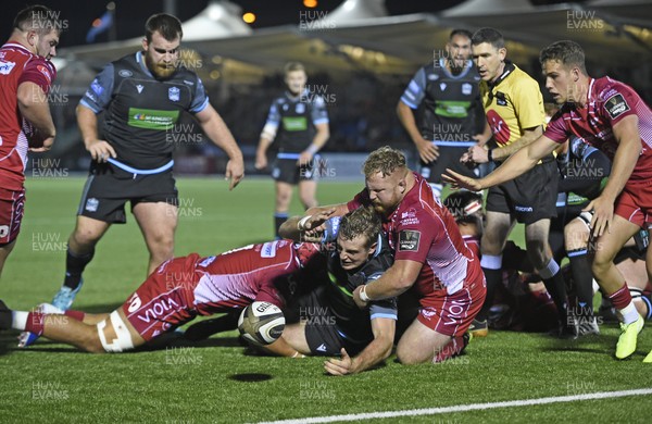 041019 - Glasgow Warriors v Scarlets - Guinness PRO14 -   Kyle Steyn of Glasgow spills the ball near the try line with Samson Lee of Scarlets tackling
