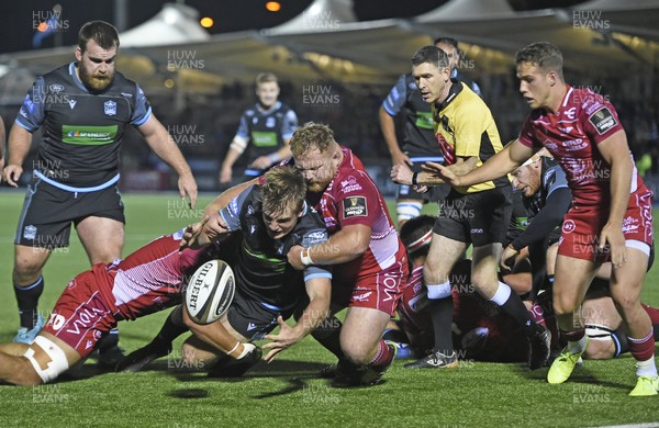 041019 - Glasgow Warriors v Scarlets - Guinness PRO14 -   Kyle Steyn of Glasgow spills the ball near the try line with Samson Lee of Scarlets tackling