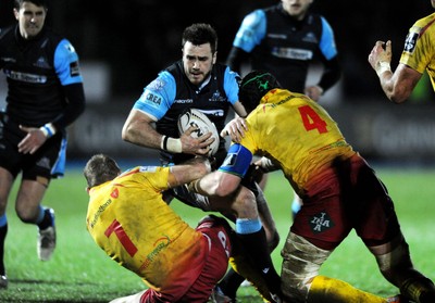 090115 - Glasgow Warriors v Scarlets - Guinness PRO12 -Alex Dunbar of Glasgow is hauled down by John Barclay and Jake Ball (4)(c) Huw Evans Picture Agency