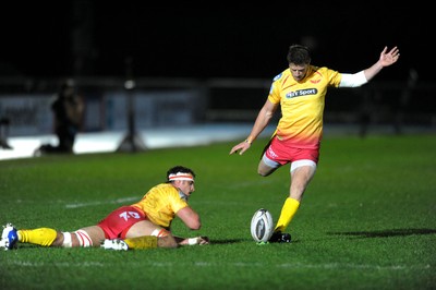 090115 - Glasgow Warriors v Scarlets - Guinness PRO12 -Rhys Priestland of Scarlets kicks for goal(c) Huw Evans Picture Agency