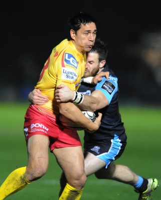 090115 - Glasgow Warriors v Scarlets - Guinness PRO12 -Regan King of Scarlets holds off Tommy Seymour(c) Huw Evans Picture Agency