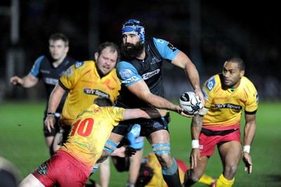 090115 - Glasgow Warriors v Scarlets - Guinness PRO12 -Josh Strauss of Glasgow gets his pass away despite Rhys Priestland’s tackle(c) Huw Evans Picture Agency