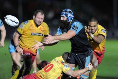 090115 - Glasgow Warriors v Scarlets - Guinness PRO12 -Josh Strauss of Glasgow gets his pass away despite Rhys PriestlandÕs tackle(c) Huw Evans Picture Agency