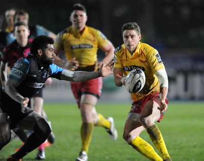 090115 - Glasgow Warriors v Scarlets - Guinness PRO12 -Rhys Priestland of Scarlets gets his pass away as Niko Matawalu closes in(c) Huw Evans Picture Agency