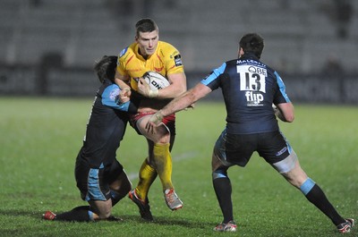 090115 - Glasgow Warriors v Scarlets - Guinness PRO12 -Peter Horne and Alex Dunbar put a halt to a Scarlets attack with solid defence(c) Huw Evans Picture Agency