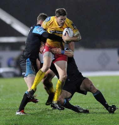 090115 - Glasgow Warriors v Scarlets - Guinness PRO12 -Rhys Priestland of Scarlets is blocked by a solid Glasgow defence(c) Huw Evans Picture Agency