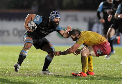 090115 - Glasgow Warriors v Scarlets - Guinness PRO12 -Josh Strauss of Glasgow hands off John Barclay(c) Huw Evans Picture Agency