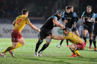 090115 - Glasgow Warriors v Scarlets - Guinness PRO12 -Josh Strauss of Glasgow hands off John Barclay(c) Huw Evans Picture Agency