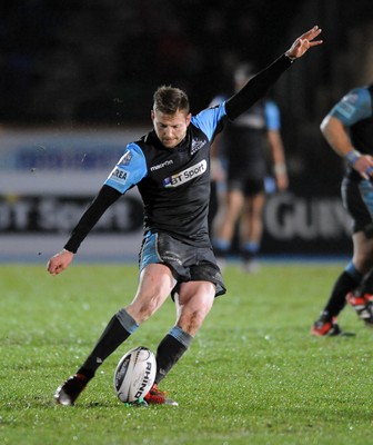 090115 - Glasgow Warriors v Scarlets - Guinness PRO12 -Finn Russell of Glasgow kicks for goal(c) Huw Evans Picture Agency