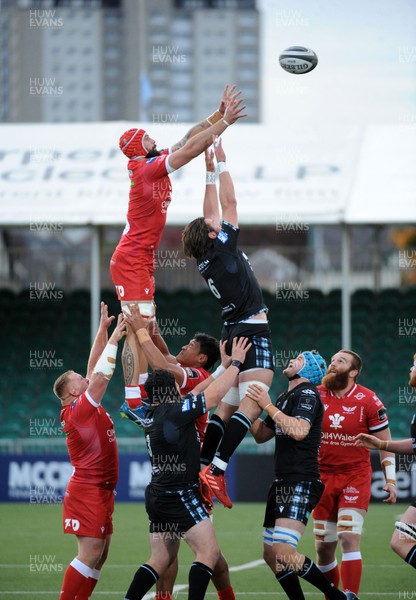 111020 - Glasgow Warriors v Scarlets - Guinness PRO14 - Blade Thomson of Scarlets wins a lineout against Ryan Wilson