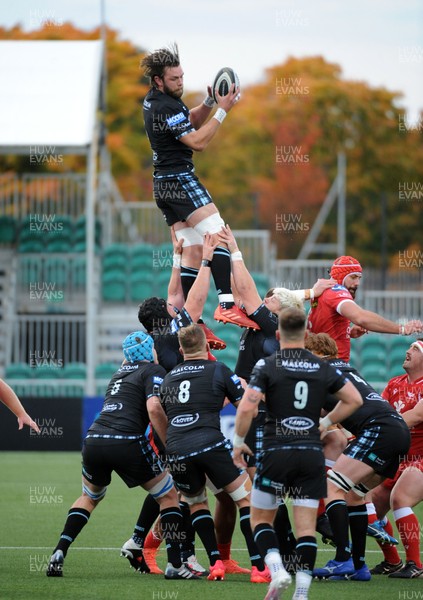 111020 - Glasgow Warriors v Scarlets - Guinness PRO14 - Ryan Wilson of Glasgow wins a line out