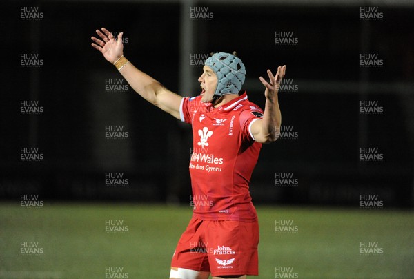 111020 - Glasgow Warriors v Scarlets - Guinness PRO14 - Jonathan Davies of Scarlets protests the referee's decision in the second half