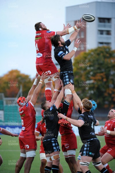 111020 - Glasgow Warriors v Scarlets - Guinness PRO14 - Jake Ball of Scarlets competes for the ball at a lineout with Ryan Wilson