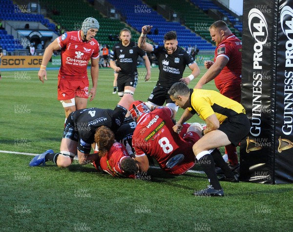 111020 - Glasgow Warriors v Scarlets - Guinness PRO14 - Ryan Wilson of Glasgow (6) crashes over for a try early in the second half