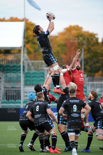 111020 of Glasgow Warriors v Scarlets - Guinness PRO14 - Ryan Wilson of Glasgow wins a line out