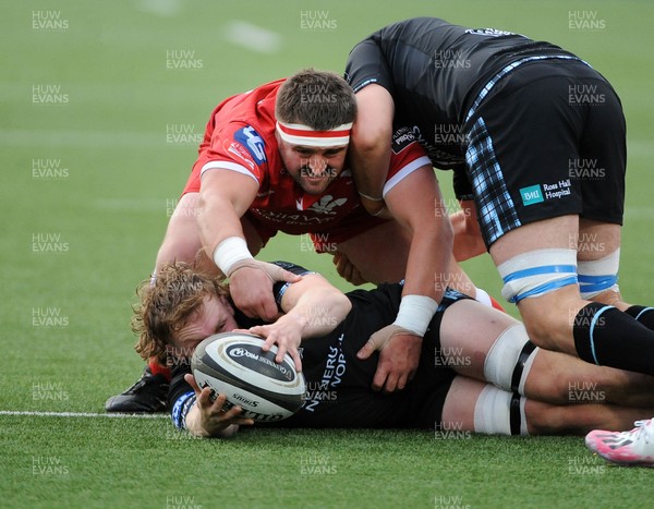 111020 - Glasgow Warriors v Scarlets - Guinness PRO14 - Wyn Jones of Scarlets attempts to rip the ball from Tom Gordon