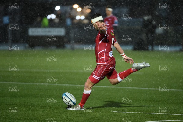 140423 - Glasgow Warriors v Scarlets - United Rugby Championship - Dan Jones of Scarlets kicks his second penalty of the first half
