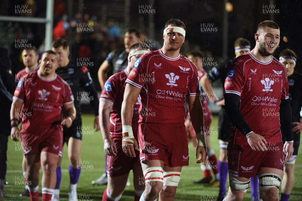 140423 - Glasgow Warriors v Scarlets - United Rugby Championship - Scarlets players leave the field dejected