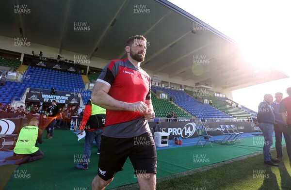 180518 - Glasgow Warriors v Scarlets - PRO14 Semi Final - John Barclay of Scarlets walks out onto the pitch before the game