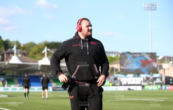 180518 - Glasgow Warriors v Scarlets - PRO14 Semi Final - Ken Owens of Scarlets walks out onto the pitch before the game